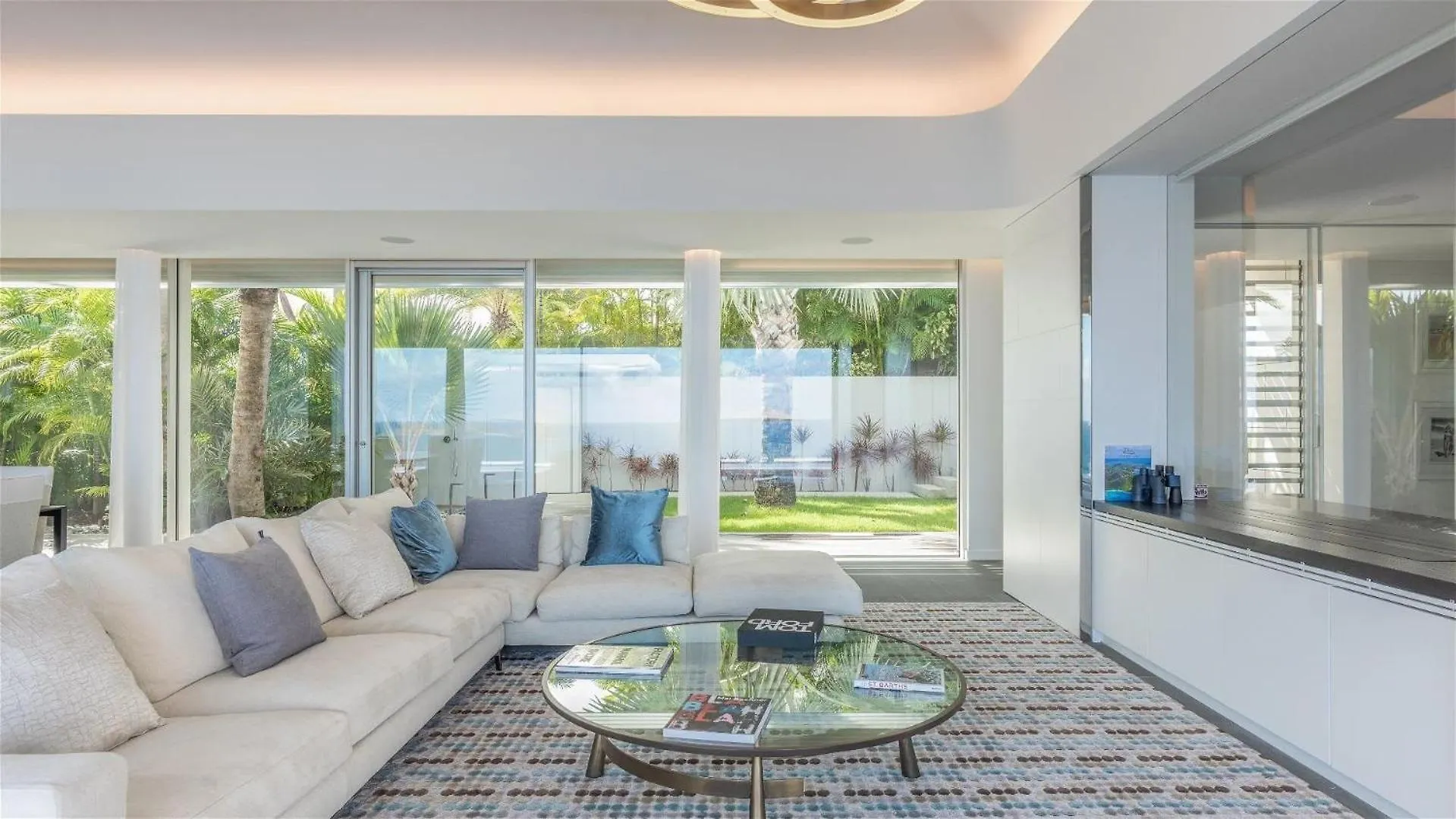 Luxurious Oceanfront Villa In Anse Des Cayes St. Barthelemy サン・バルテルミー島