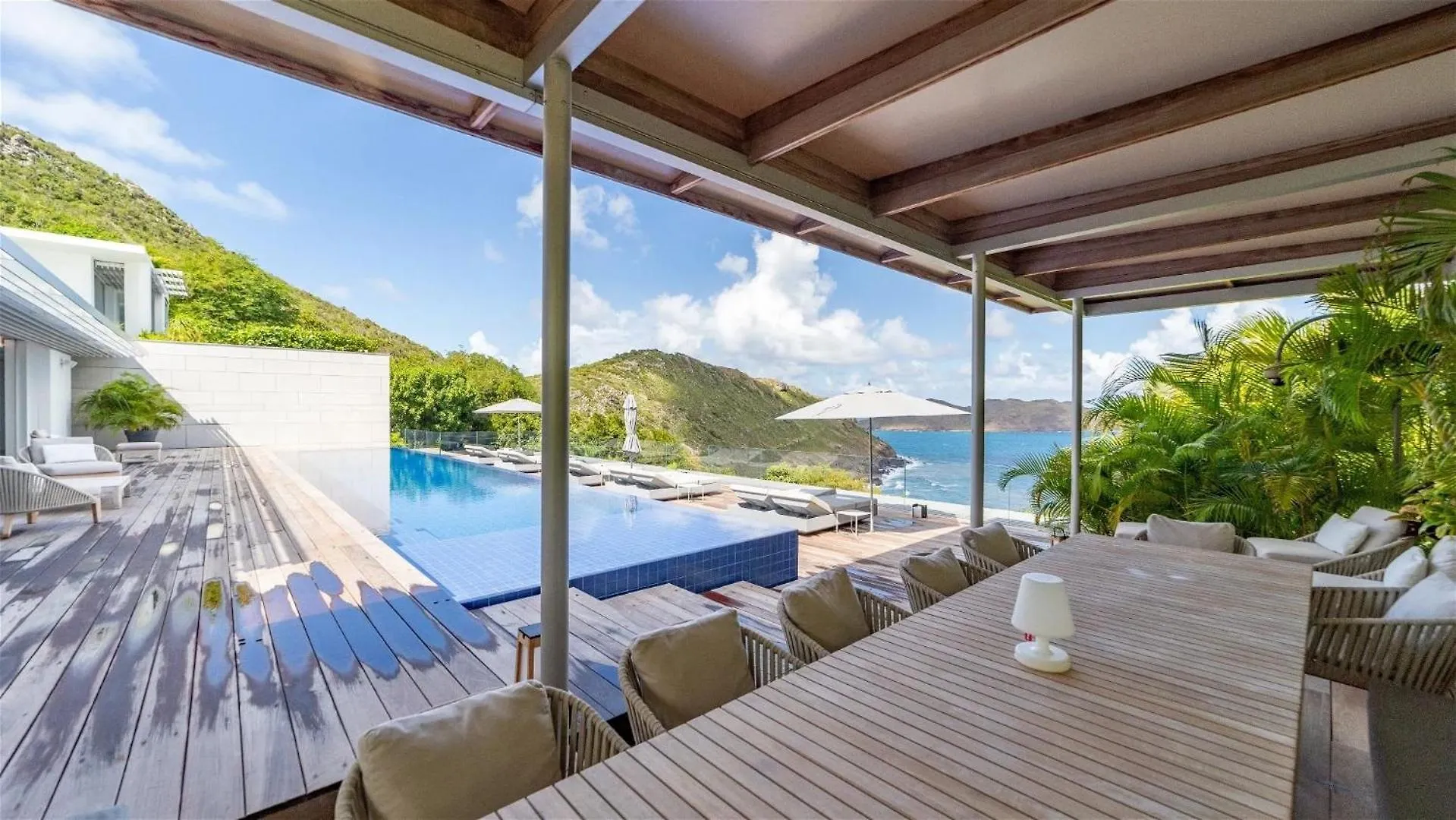 Luxurious Oceanfront Villa In Anse Des Cayes St. Barthelemy サン・バルテルミー島